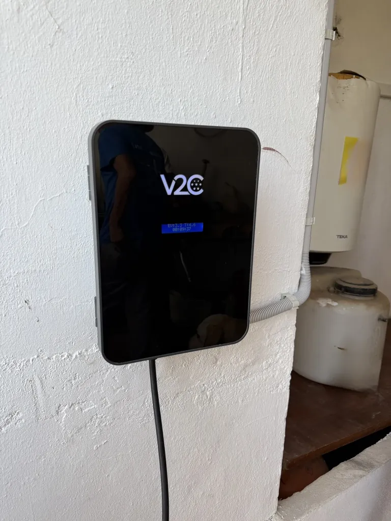 Cargador de coche eléctrico V2C instalado por Yuren